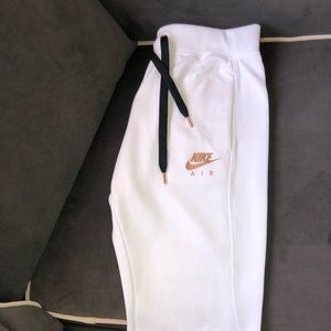 Stylish never worn Nike jogger pants